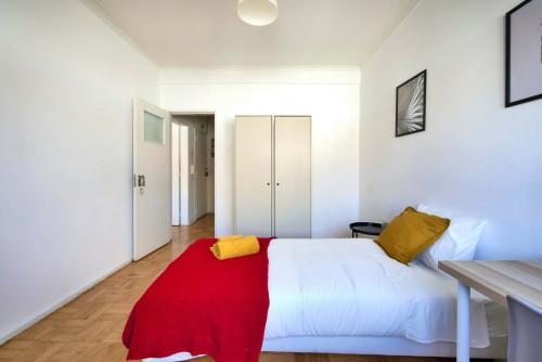 Bedroom in a 5-bedroom apartment in R. Paiva Couceiro, Odivelas - Room 2