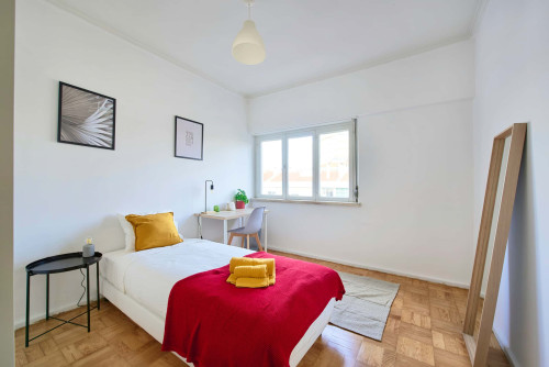 Bedroom in a 5-bedroom apartment in R. Paiva Couceiro, Odivelas - Room 2