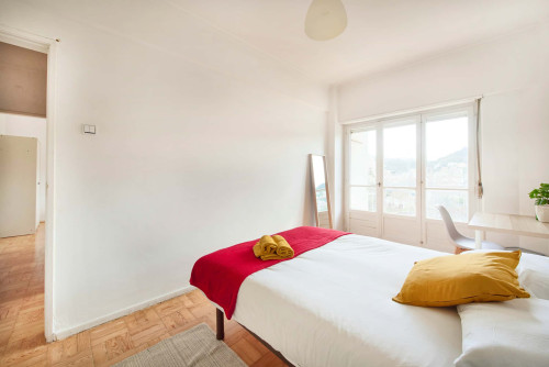 Bedroom in a 5-bedroom apartment in R. Paiva Couceiro, Odivelas - Room 3