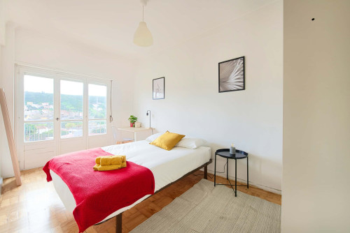 Bedroom in a 5-bedroom apartment in R. Paiva Couceiro, Odivelas - Room 3