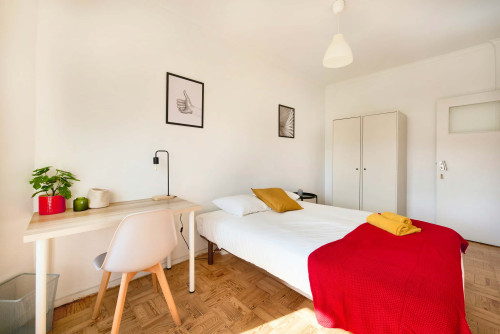 Bedroom in a 5-bedroom apartment in R. Paiva Couceiro, Odivelas - Room 3