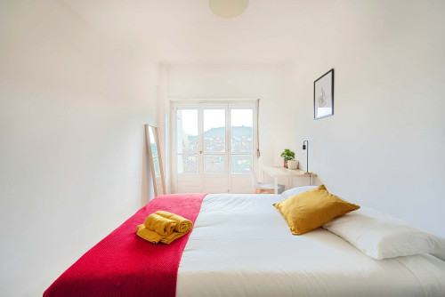 Bedroom in a 5-bedroom apartment in R. Paiva Couceiro, Odivelas - Room 3