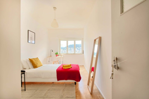 Bedroom in a 5-bedroom apartment in R. Paiva Couceiro, Odivelas - Room 4