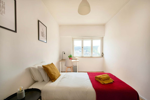 Bedroom in a 5-bedroom apartment in R. Paiva Couceiro, Odivelas - Room 4