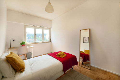 Bedroom in a 5-bedroom apartment in R. Paiva Couceiro, Odivelas - Room 4