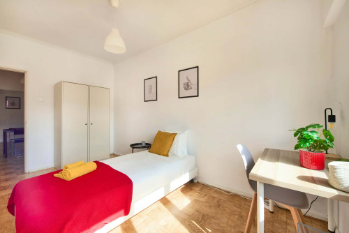 Bedroom in a 5-bedroom apartment in R. Paiva Couceiro, Odivelas - Room 4
