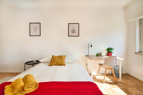 Bedroom in a 5-bedroom apartment in R. Paiva Couceiro, Odivelas - Room 5
