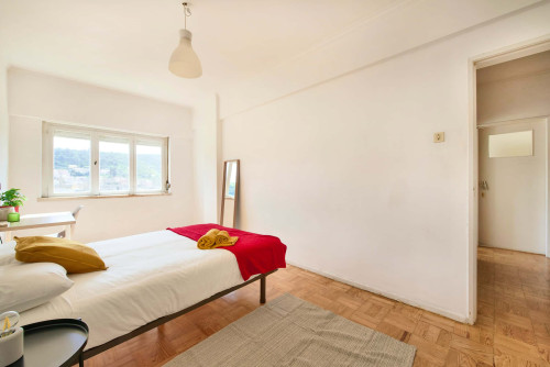 Bedroom in a 5-bedroom apartment in R. Paiva Couceiro, Odivelas - Room 5