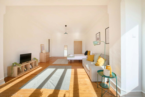 Bedroom in a 7-bedroom apartment in R. Alexandre Herculano, Lisbon - Room 6 - Gallery - 4