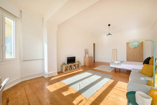 Bedroom in a 7-bedroom apartment in R. Alexandre Herculano, Lisbon - Room 6 - Gallery - 5