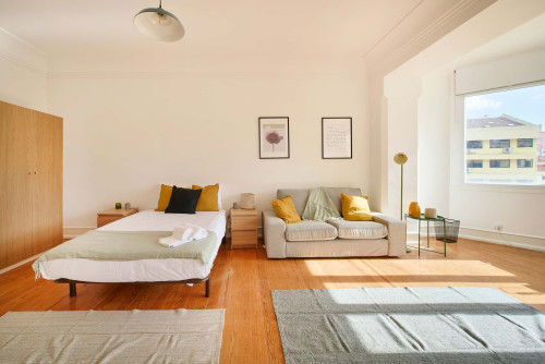 Bedroom in a 7-bedroom apartment in R. Alexandre Herculano, Lisbon - Room 6 - Gallery - 3