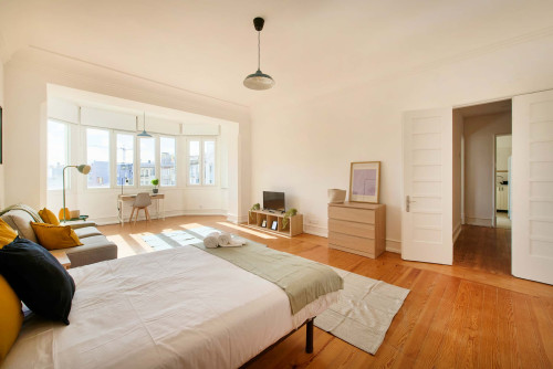 Bedroom in a 7-bedroom apartment in R. Alexandre Herculano, Lisbon - Room 6 - Gallery - 10