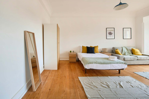 Bedroom in a 7-bedroom apartment in R. Alexandre Herculano, Lisbon - Room 6 - Gallery - 6