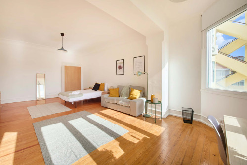 Bedroom in a 7-bedroom apartment in R. Alexandre Herculano, Lisbon - Room 6 - Gallery - 7