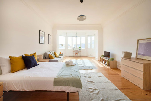 Bedroom in a 7-bedroom apartment in R. Alexandre Herculano, Lisbon - Room 6 - Gallery - 8