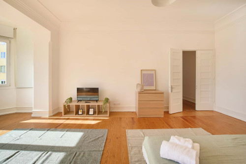 Bedroom in a 7-bedroom apartment in R. Alexandre Herculano, Lisbon - Room 6 - Gallery - 9