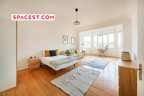 Bedroom in a 7-bedroom apartment in R. Alexandre Herculano, Lisbon - Room 6 - Gallery - 11