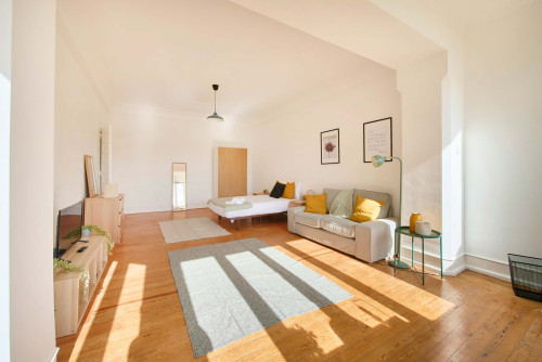 Bedroom in a 7-bedroom apartment in R. Alexandre Herculano, Lisbon - Room 6 - Gallery - 2