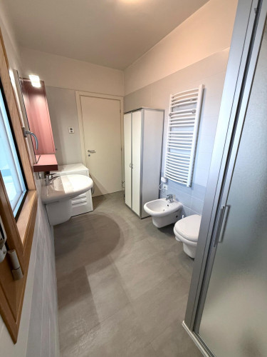 Room with private bathroom in modern apartment in Ozzano