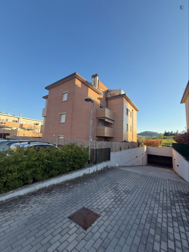 Room with private bathroom in modern apartment in Ozzano