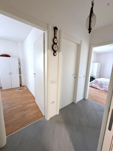 Room with private bathroom in modern apartment in Ozzano