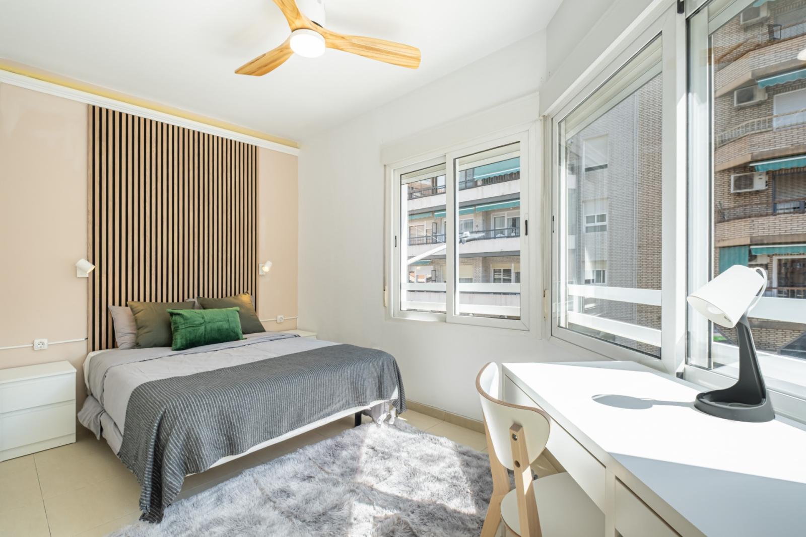 Inviting Double Bedroom In Benalua - 1