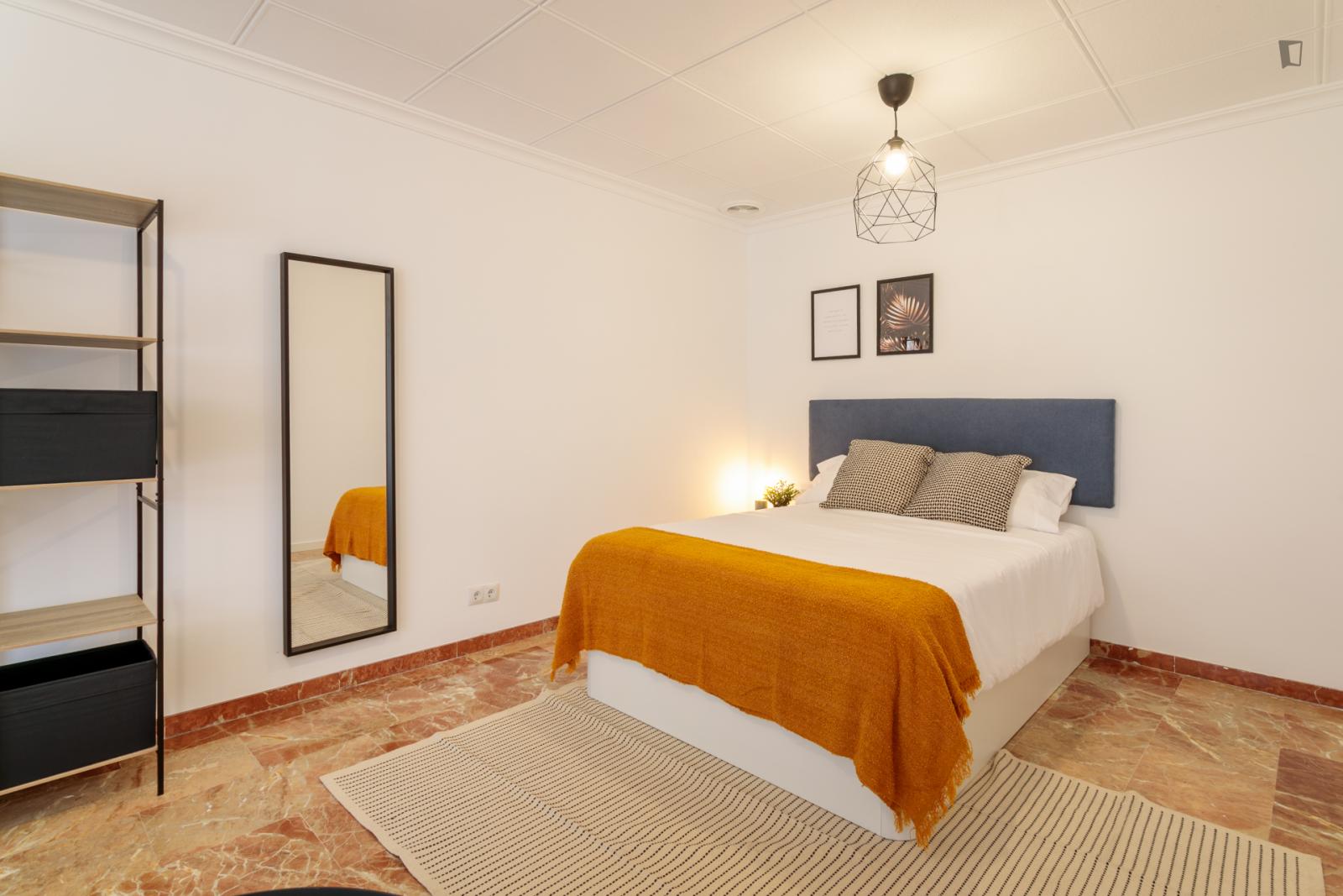 Bedroom For Rent In Teniente Duran 17, Alicante - 1