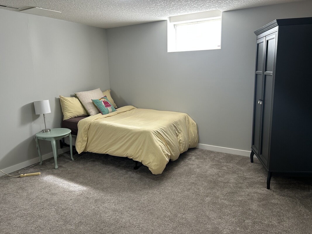 Large Downstairs Bedroom(Full Room) - Fun, comfortable home! - Gallery - 1