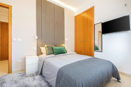 Beautiful double bedroom with a balcony, in Benalua