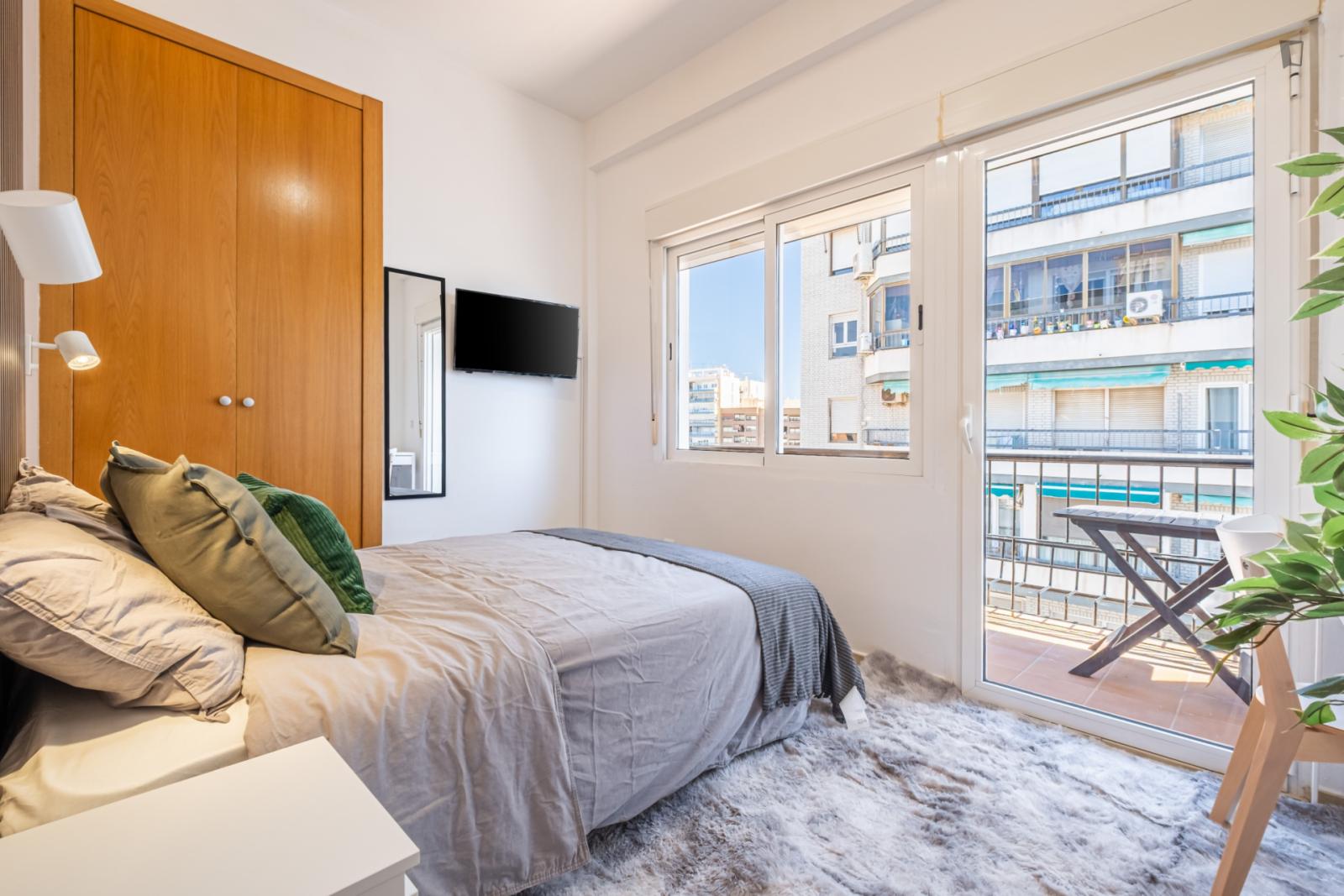 Beautiful Double Bedroom With A Balcony, In Benalua - 1