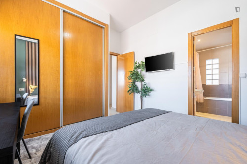 Welcoming double ensuite bedroom in Benalua
