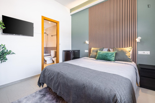 Welcoming double ensuite bedroom in Benalua
