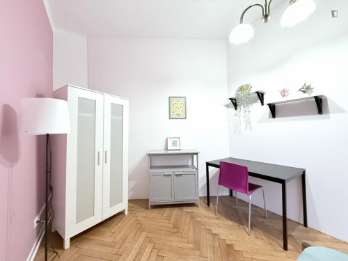 Double bedroom in 3-bedroom apartment with a balcony in the center