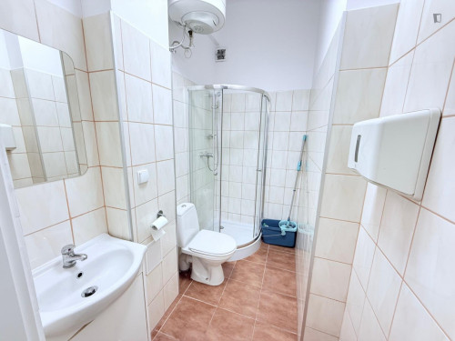 Double bedroom in 3-bedroom apartment with a balcony in the center