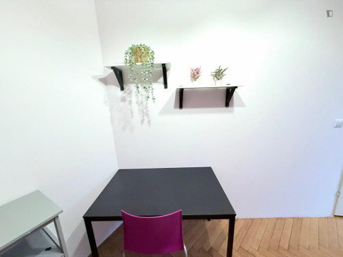 Double bedroom in 3-bedroom apartment with a balcony in the center