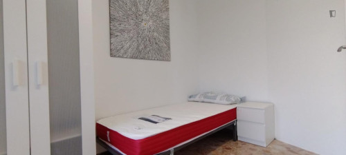Airy single bedroom with a balcony, in the centre of Salamanca