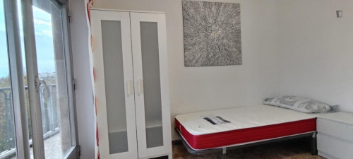 Airy single bedroom with a balcony, in the centre of Salamanca