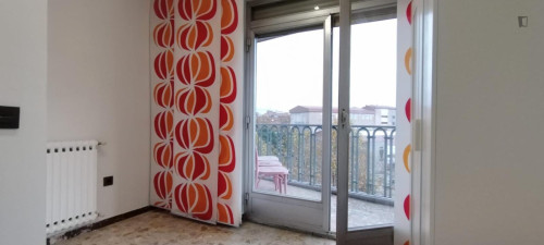 Airy single bedroom with a balcony, in the centre of Salamanca