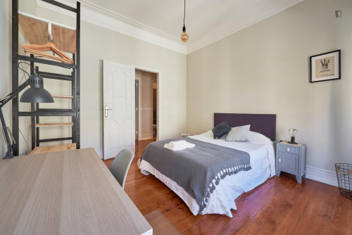 Double bedroom in 6-bedroom apartment