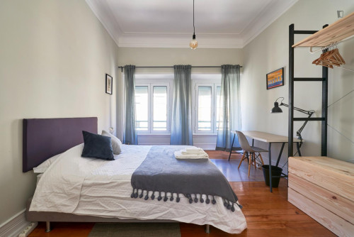 Double bedroom in 6-bedroom apartment