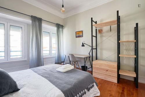 Double bedroom in 6-bedroom apartment