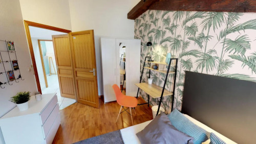 Cosy double bedroom close to Lyon Saint Paul train station