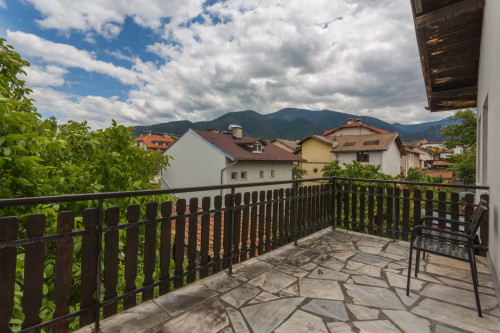 Engaging Coliving Retreat with Mountain Views