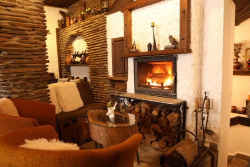 Engaging Coliving Retreat with Mountain Views