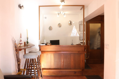 Engaging Coliving Retreat with Mountain Views