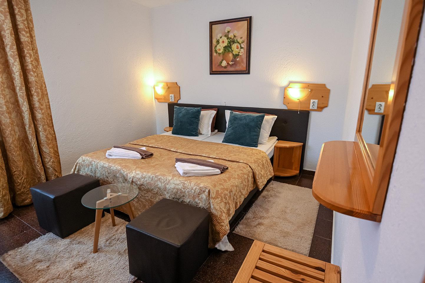  Private Shared Bathroom  -  Engaging Coliving Retreat with Mountain Views Residence  - Gallery -  20