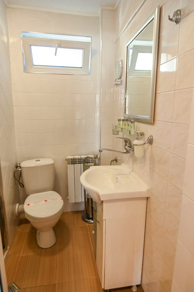  Private Shared Bathroom  -  Engaging Coliving Retreat with Mountain Views Residence  - Gallery -  7