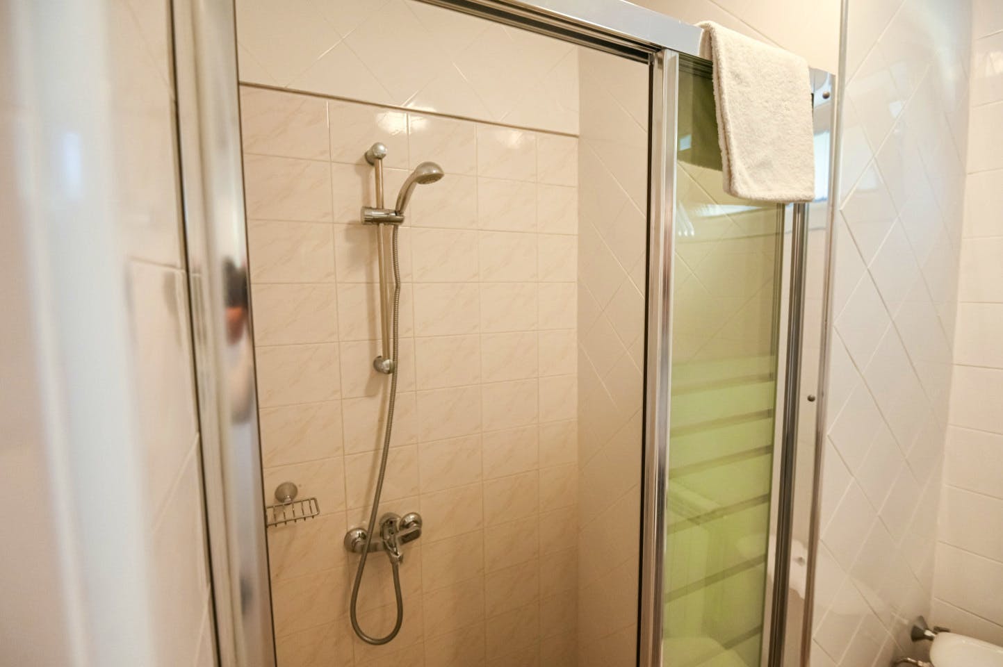  Private Shared Bathroom  -  Engaging Coliving Retreat with Mountain Views Residence  - Gallery -  8