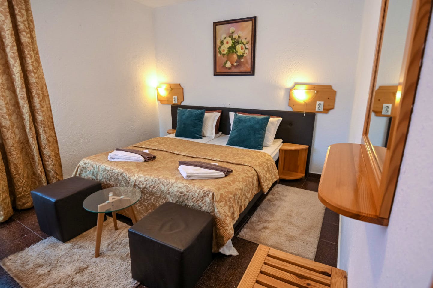  Private Shared Bathroom  -  Engaging Coliving Retreat with Mountain Views Residence  - Gallery -  4