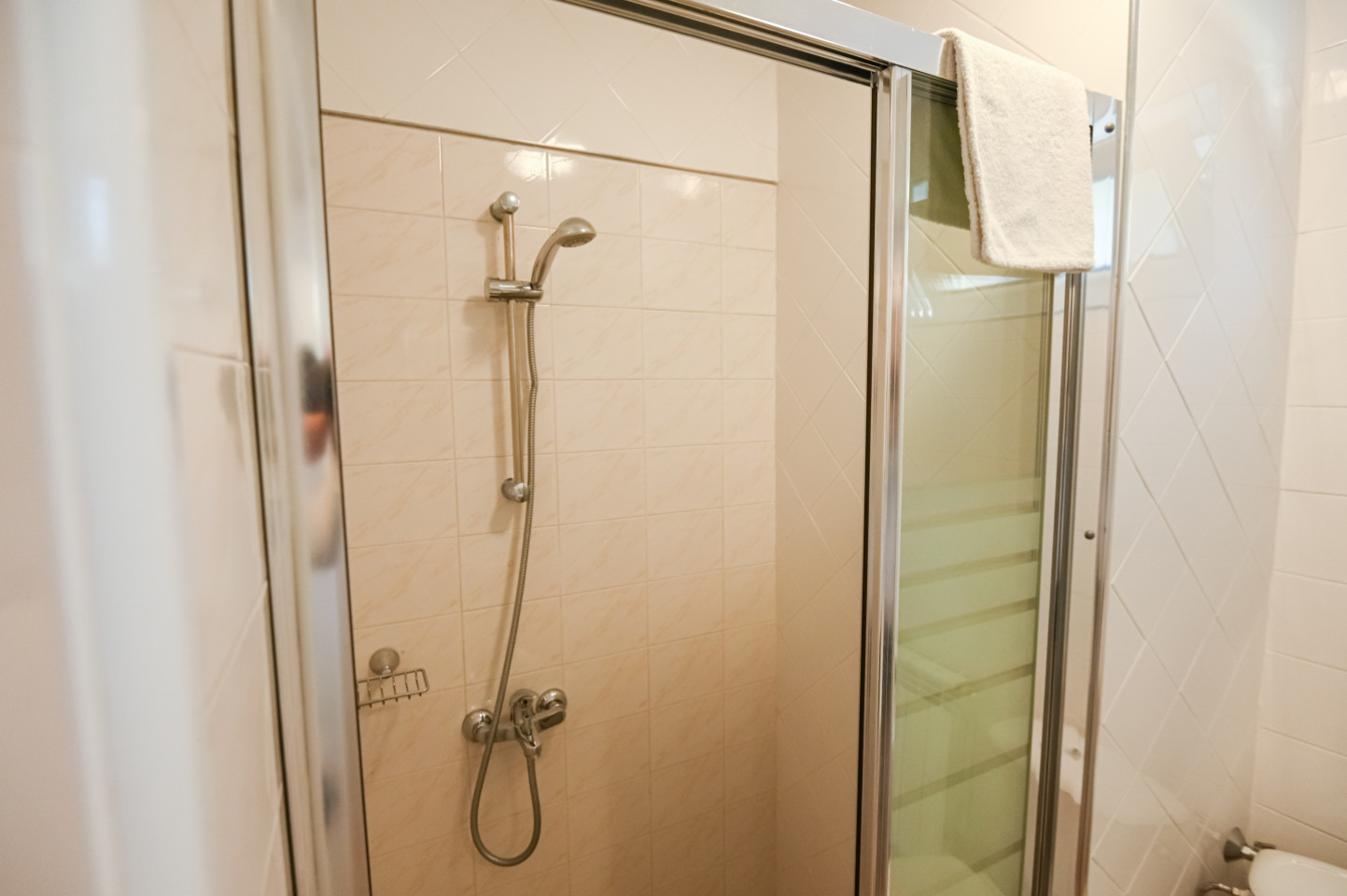  Private Shared Bathroom  -  Engaging Coliving Retreat with Mountain Views Residence  - Gallery -  16